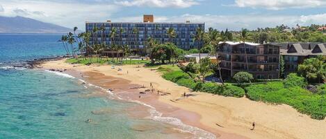 På stranden, solsenger og strandhåndklær