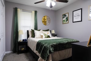 3 bedrooms, iron/ironing board, WiFi, bed sheets - Tucked away in a quiet, cozy neighborhood, our home offers a peaceful retreat. (Tallahassee)