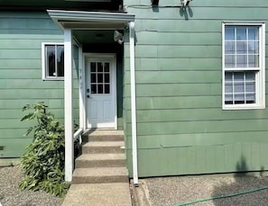 Exterior detail - Chic, Cozy & New! Great location, Street Parking with AC (Renton)