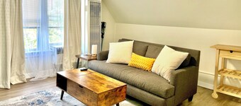 Chic, Cozy & New! Great location, Street Parking with AC