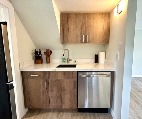 Chic, Cozy & New! Great location, Street Parking with AC