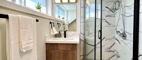 Een douche, een haardroger, handdoeken, zeep