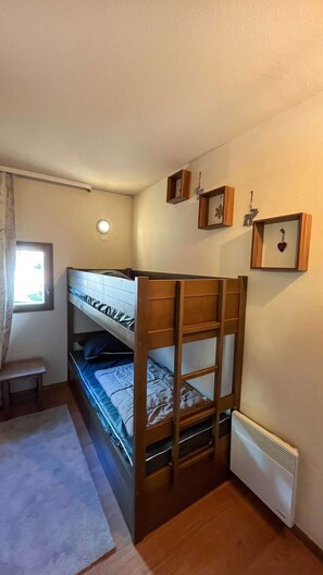 2 室のベッドルーム、WiFi (無料)