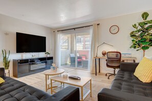 Smart-tv, eldstad, ett filmbibliotek och printers