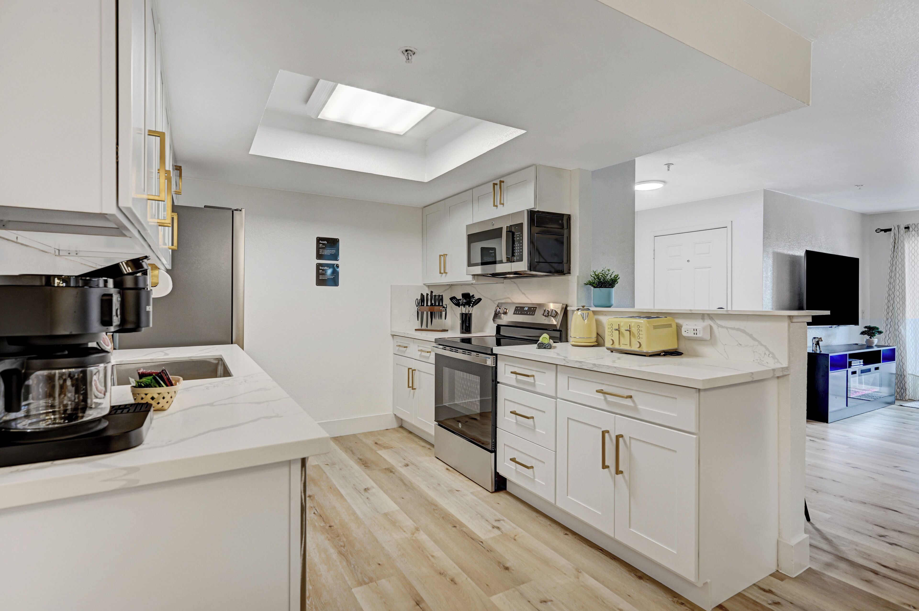 冷蔵庫、電子レンジ、オーブン、コンロ