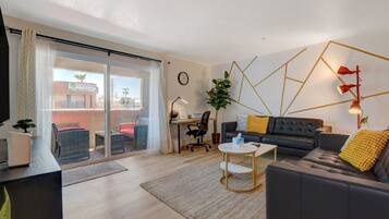 Smart TV, caminetto, videoteca, stampante