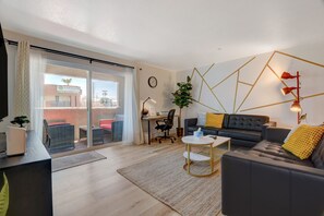 Smart-tv, eldstad, ett filmbibliotek och printers