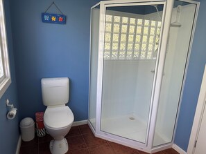 Shower, hair dryer, toilet paper - 4-Bedroom, 2 living area dog friendly house, easy walk to beach and shops. (Inverloch)