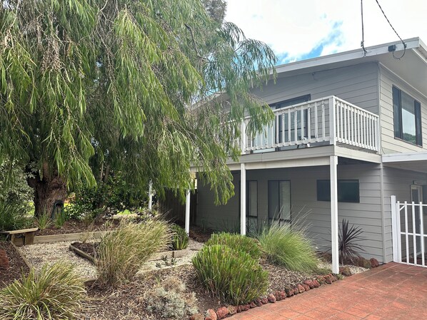 Exterior - 4-Bedroom, 2 living area dog friendly house, easy walk to beach and shops. (Inverloch)