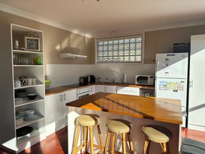 Microwave, oven, stovetop, dishwasher - 4-Bedroom, 2 living area dog friendly house, easy walk to beach and shops. (Inverloch)