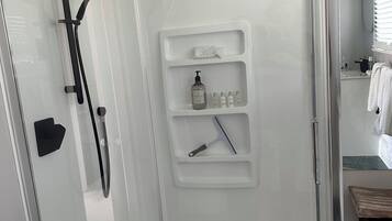 Douche, sĂšche-cheveux, serviettes fournies, savon