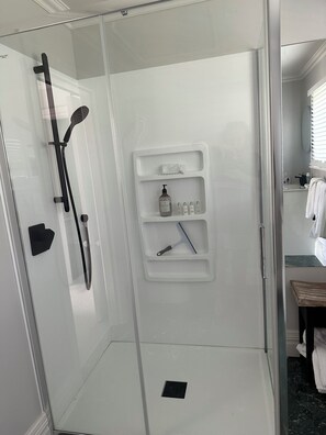 Shower, hair dryer, towels, soap - Pinot Cottage, Martinborough (Martinborough)