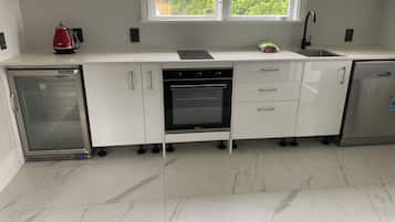 Réfrigérateur, four, plaque de cuisson, lave-vaisselle