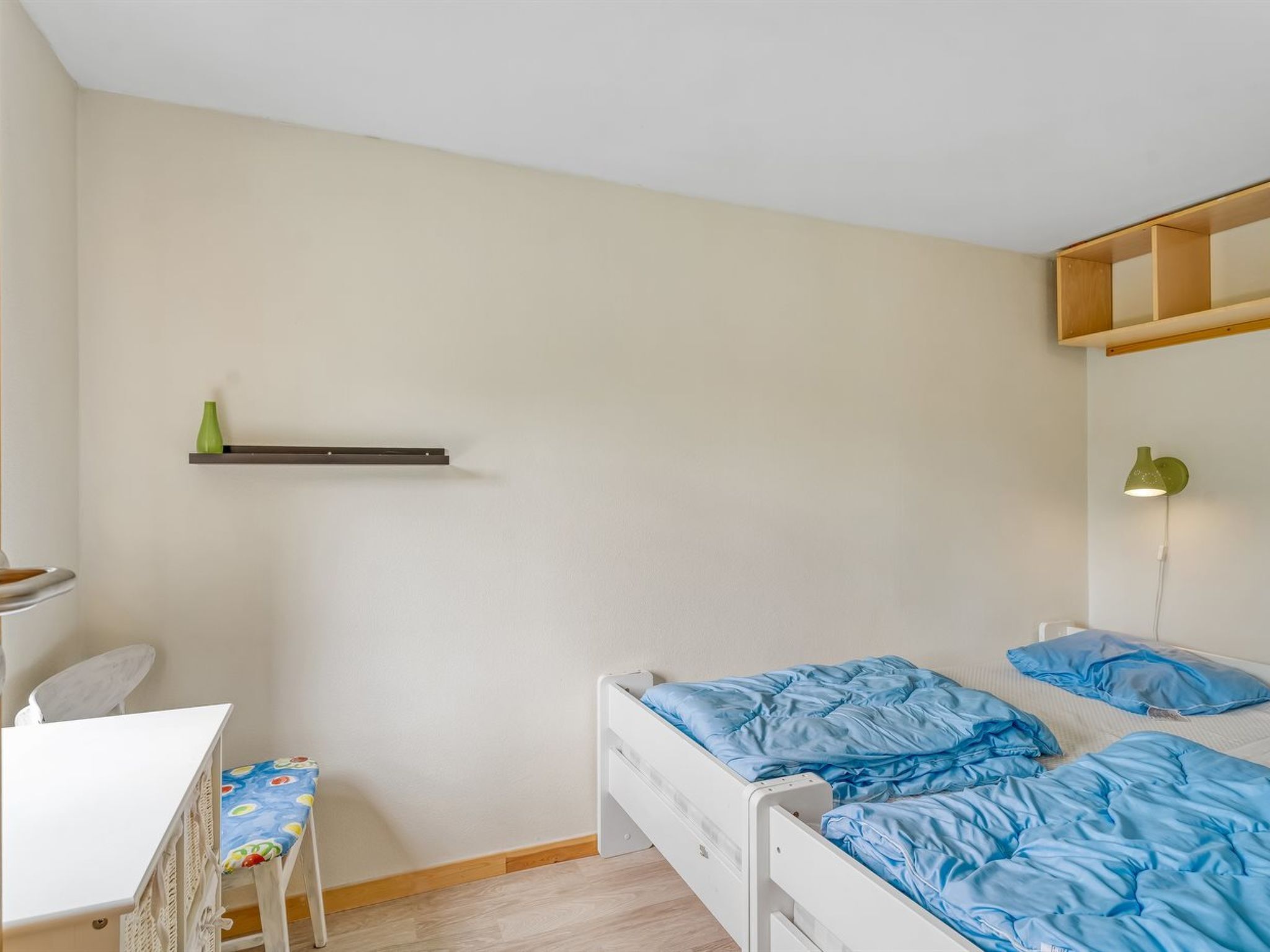 Une chambre à coucher avec un lit, un bureau et une chaise.