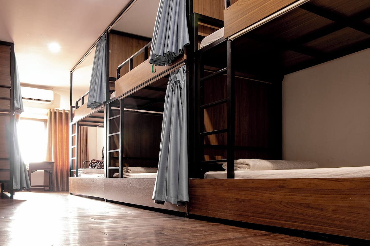 Hypo-allergenic bedding, minibar, desk, laptop workspace