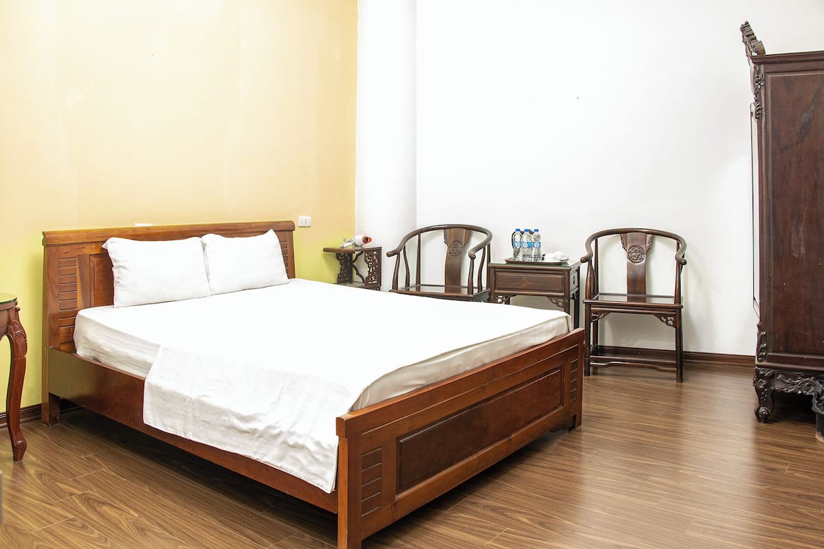 Shower, free toiletries, hair dryer, slippers