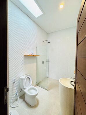 Deluxe-værelse - udsigt til have | Badeværelse | Gratis toiletartikler, hårtørrer, håndklæder, Sæbe