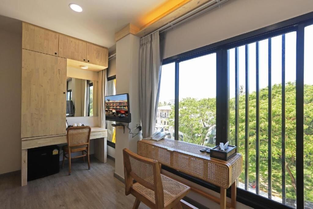 Superior Double Room, Balcony, City View | Interior