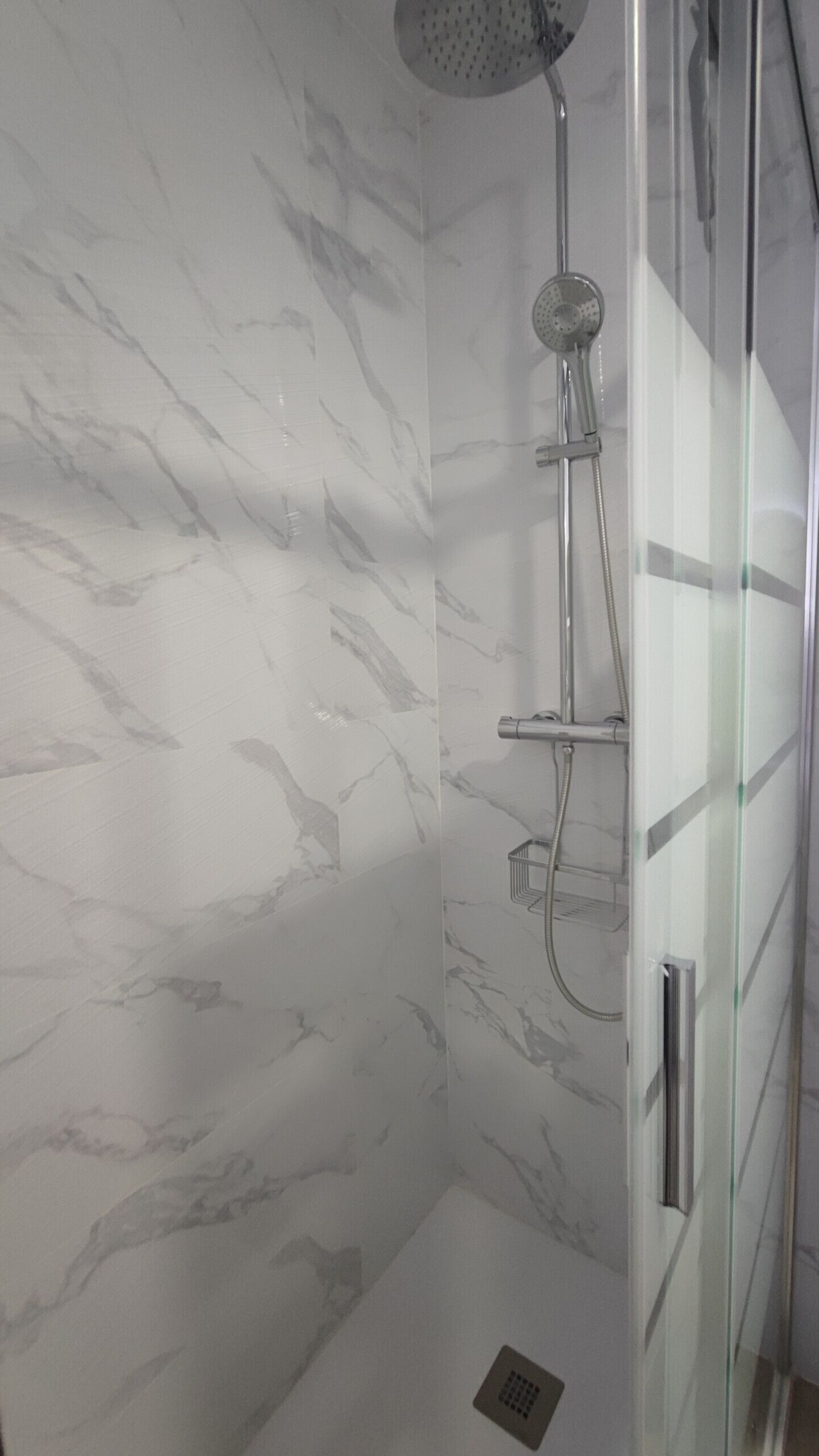 Een douche, een haardroger, handdoeken