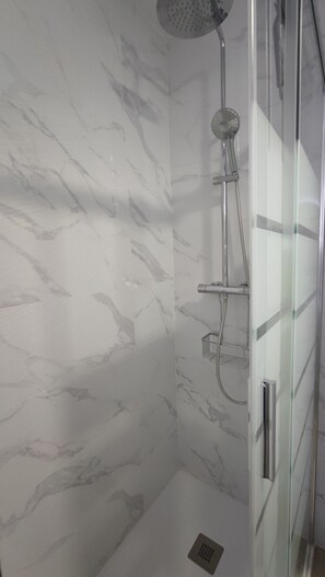 Douche, sèche-cheveux, serviettes fournies