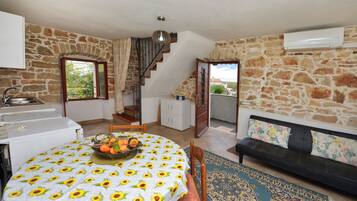 Apartment, 3 Bedrooms, Garden View | Dining room