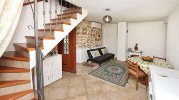 Apartment, 3 Bedrooms, Garden View | Dining room