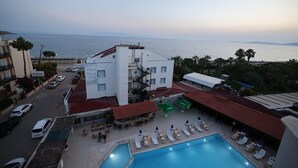 Un hôtel doté d’une piscine, d’un espace extérieur aménagé et offrant une vue sur la mer.
