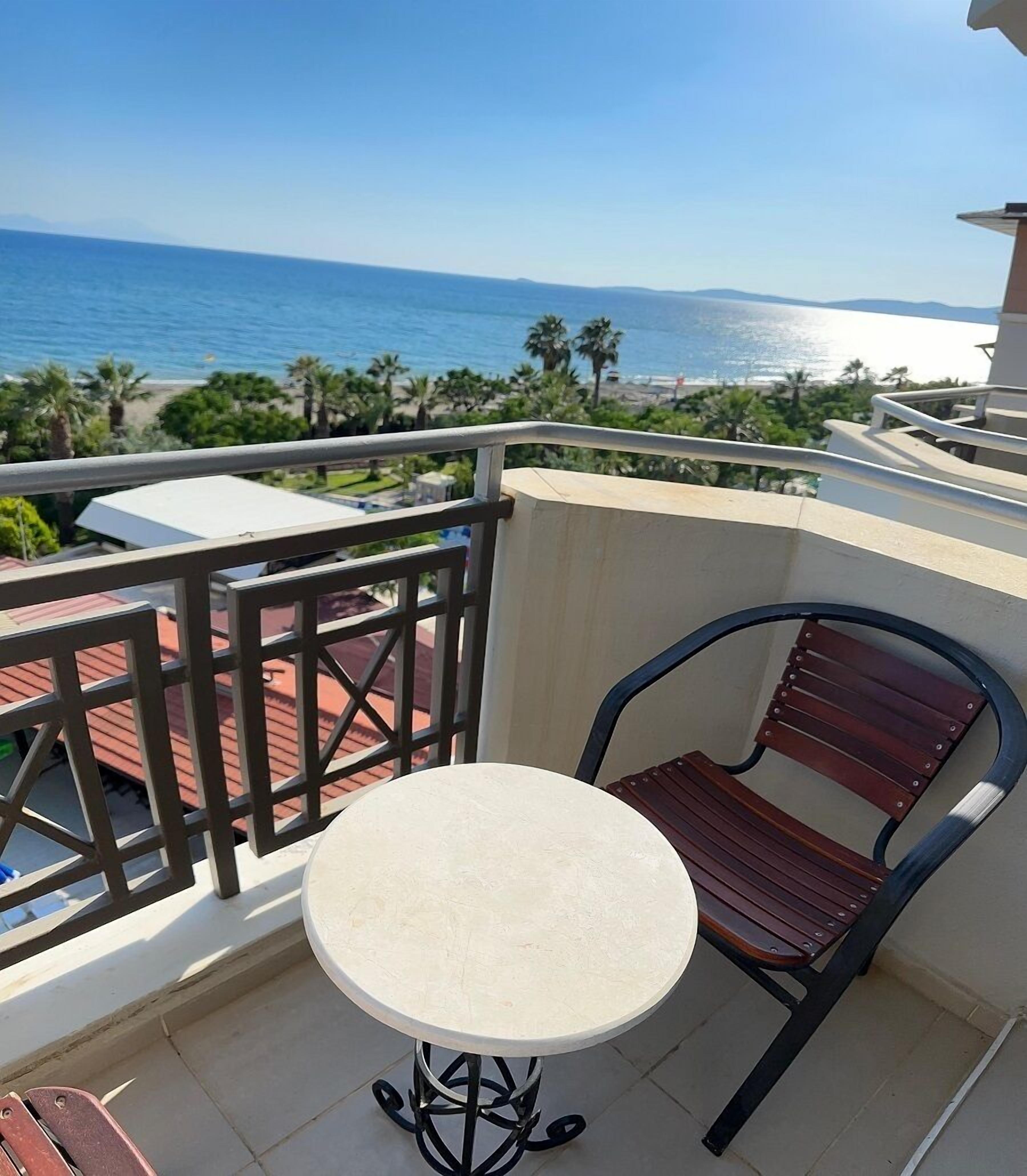 Standard-Doppel- oder -Zweibettzimmer, Balkon, Meerblick | Minibar, kostenloses WLAN, Bettwäsche