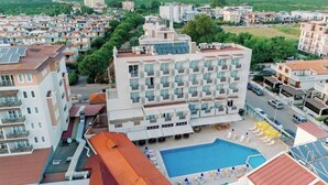 Un hôtel comprenant plusieurs étages, une piscine et un parking.