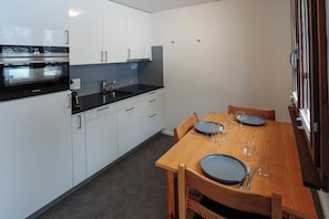 Micro-ondes, four, plaque de cuisson, lave-vaisselle