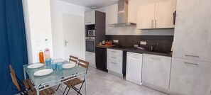 Een koelkast, een microgolfoven, een oven, een vaatwasser