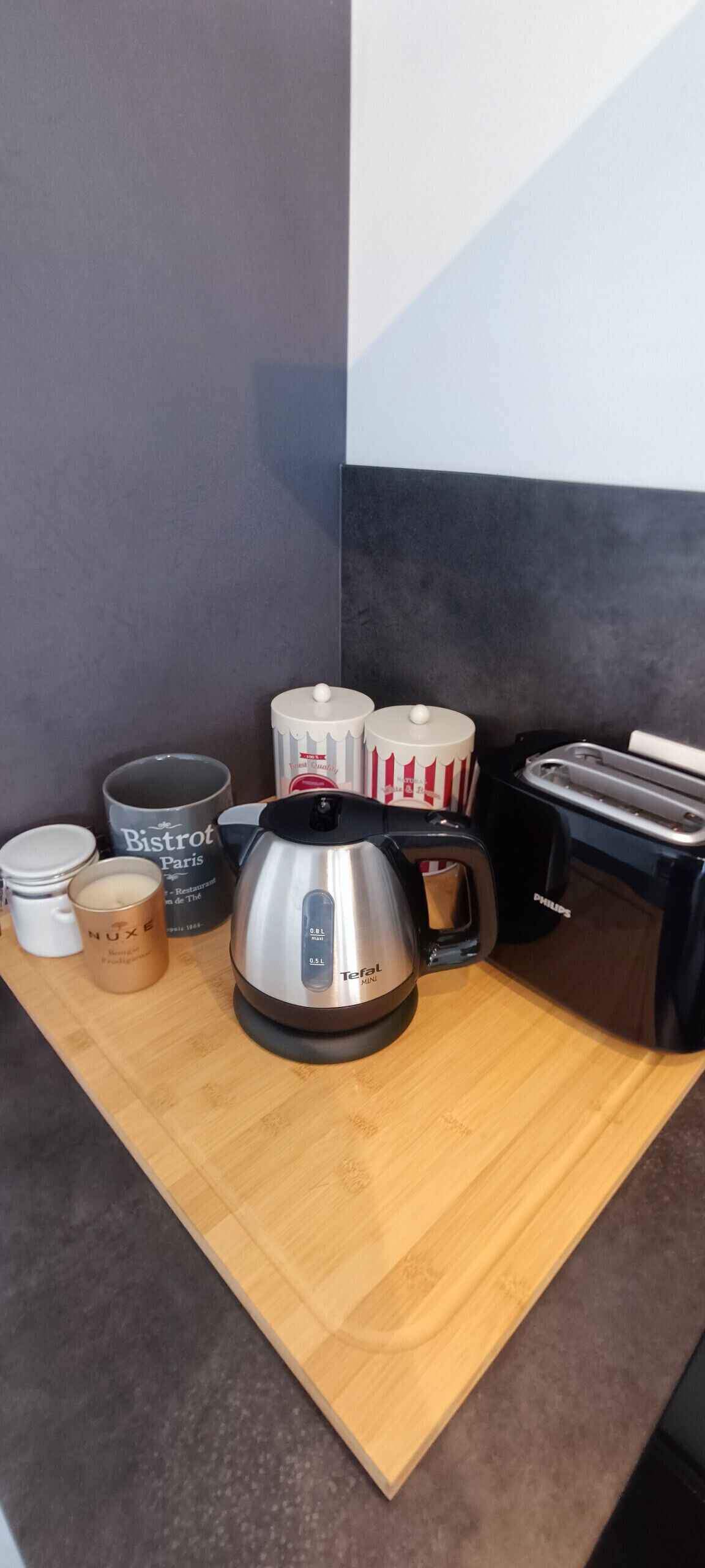 Eine Küchenarbeitsplatte mit Kaffeemaschine, Toaster und verschiedenen Behältern.