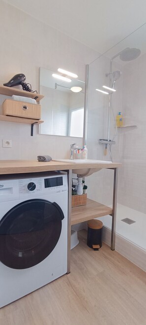 Douche, sèche-cheveux