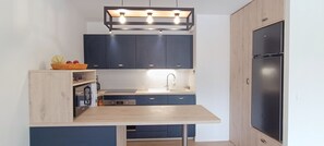 Een koelkast, een microgolfoven, een oven, een vaatwasser