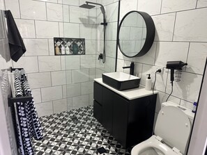 Een douche, een haardroger, handdoeken, zeep