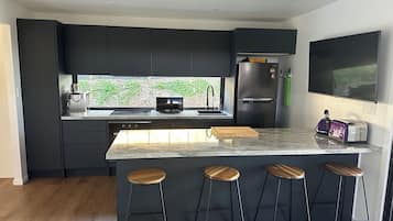 Geladeira, micro-ondas, fogão, cooktop
