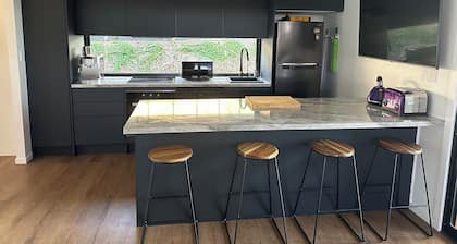 Self Check In, getaway with stunning views of Boomerang Lagoon and Mt Kooralbyn.