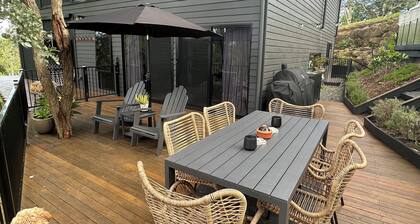 Self Check In, getaway with stunning views of Boomerang Lagoon and Mt Kooralbyn.