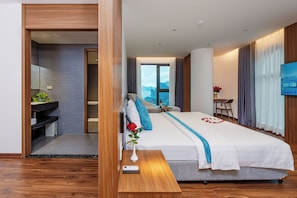 Deluxe Double Room, City View | Desk, soundproofing, free WiFi, bed sheets - River Way Hotel Ha Long (Ha Long)