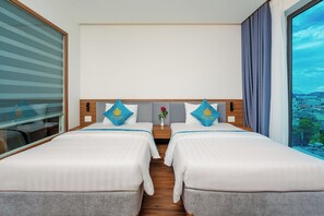 Desk, soundproofing, free WiFi, bed sheets