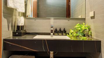 Shower, rainfall showerhead, free toiletries, hair dryer