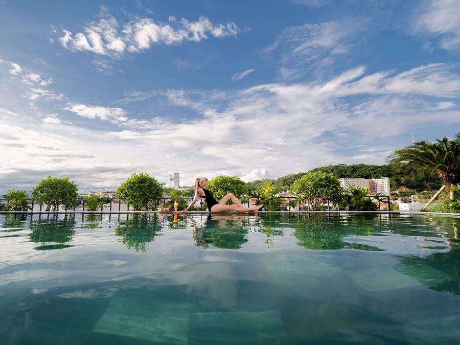 Una piscina al aire libre