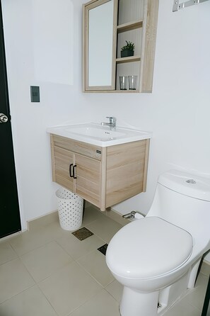 Condo Premier | Salle de bain | Douche, séchoir à cheveux, serviettes fournies, savon