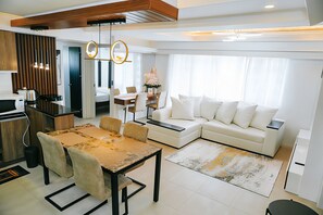 Condo premier | Área de estar | TV de tela plana 55 polegadas com canais digitais, Netflix