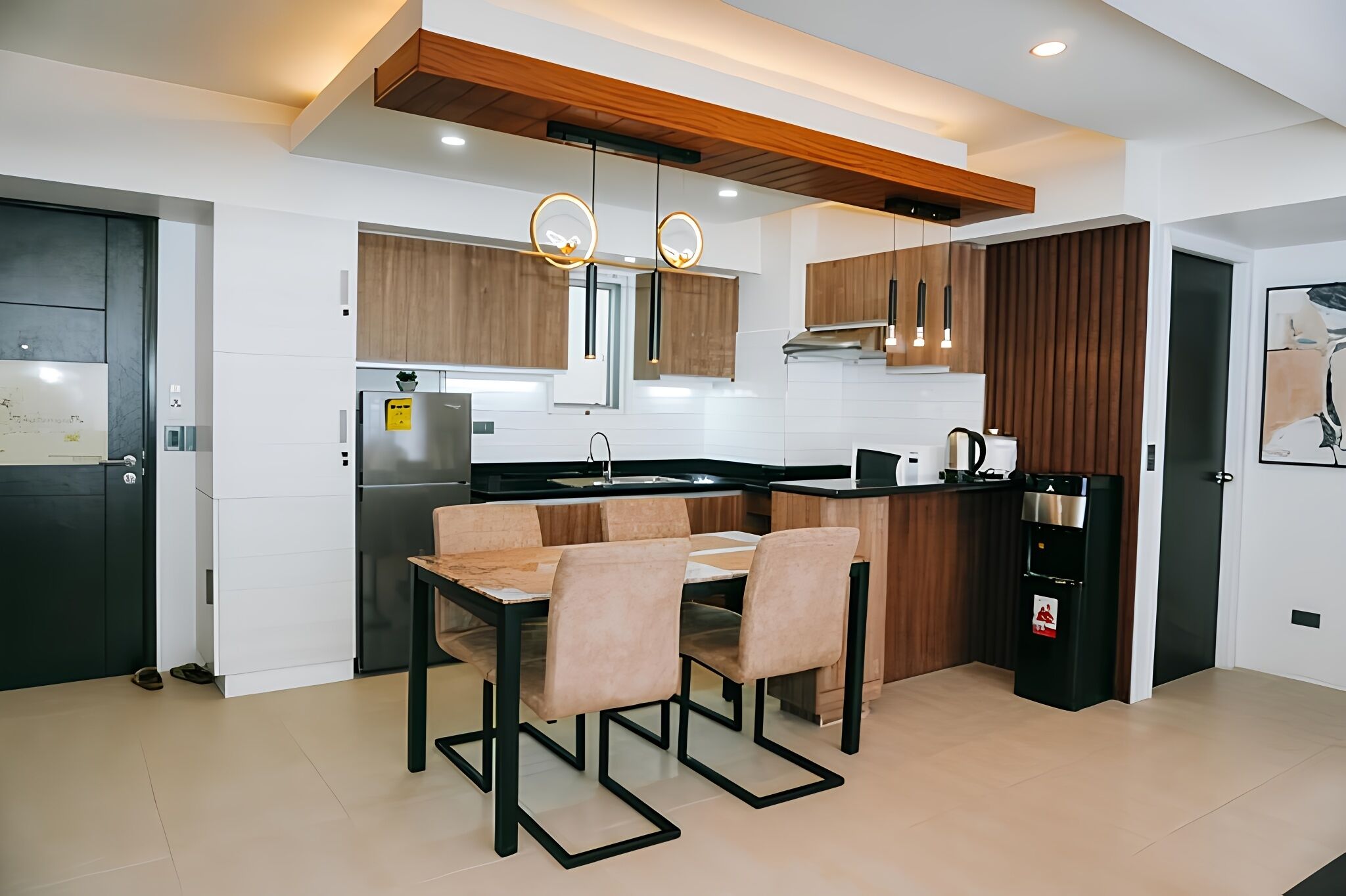 Premier Condo | Dapur peribadi | Peti sejuk/penyejuk beku saiz penuh, ketuhar gelombang mikro, dapur 
