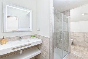 Departamento superior, 2 habitaciones, vista a la ciudad | Baño | Secadora de cabello, toallas, jabón, shampoo 
