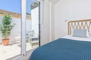 Departamento superior, 2 habitaciones, vista a la ciudad | 2 habitaciones, edredón y decoración personalizada 