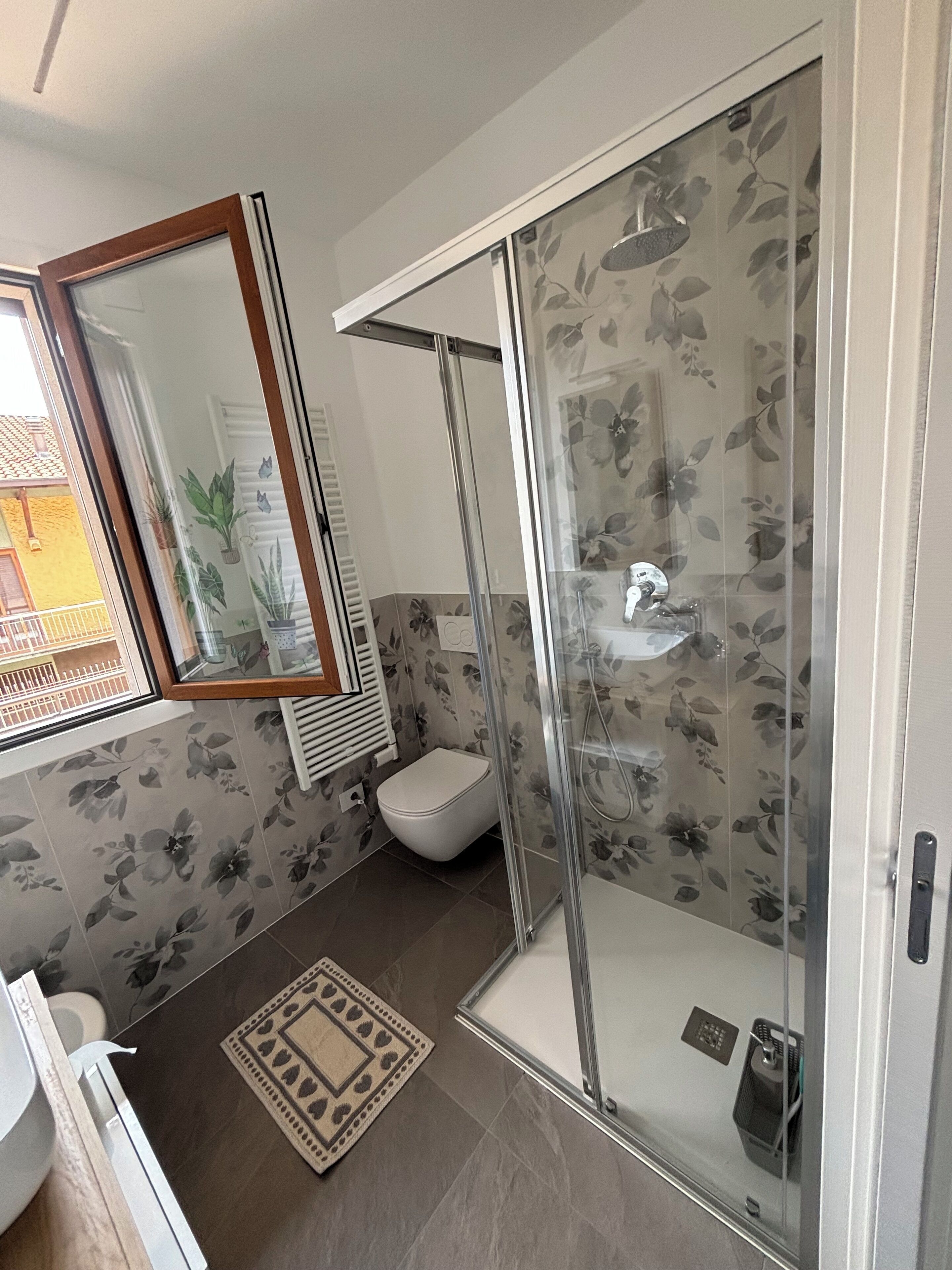 Bruser, hårtørrer, bidet, håndklæder