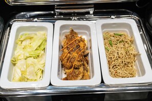 Drei Behälter mit verschiedenen Speisen: ein Salat, ein Gericht mit Fleisch und Nudeln.