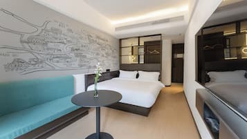 Colchones con pillow-top y caja de seguridad en la habitación